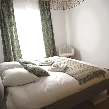 Stylish With 2br *
